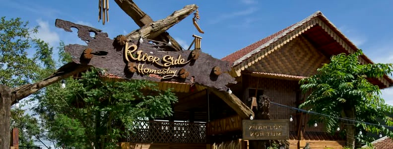 Cổng gỗ đón hoàng hôn tại Riverside Homestay & Farm